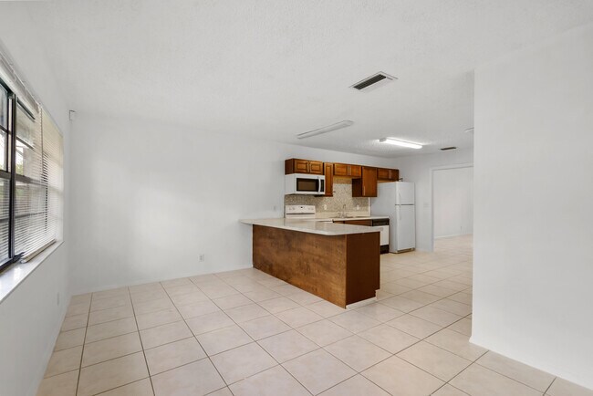 Building Photo - 4108 NW 79th Ave