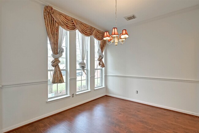 Building Photo - 8846 Gas Light Village Dr