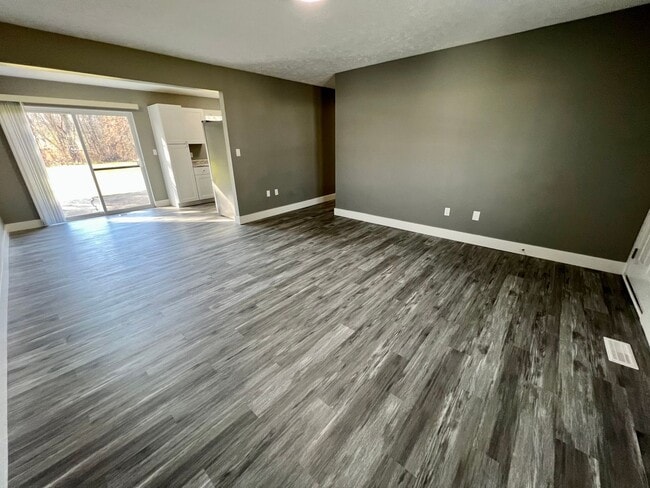 Building Photo - Massive Space! 4 Bedrooms 2 Bathrooms - Cr...