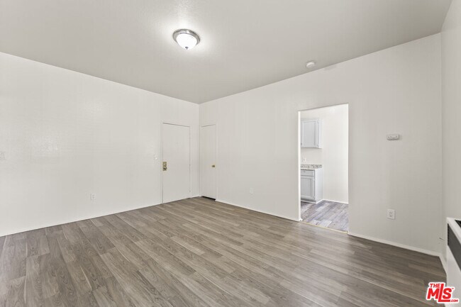 Building Photo - 842 W 83rd St