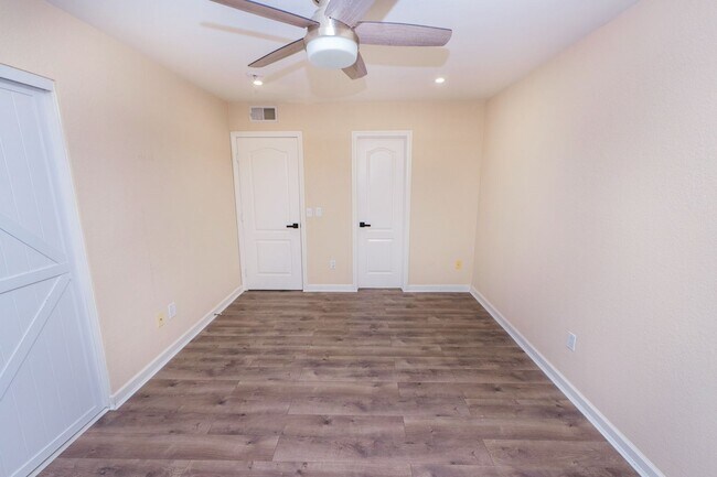 Building Photo - 2 Bedroom 1.5 Bath Available Now in El Cajon! AC/OFF STREET PARKING/IN UNIT LAUNDRY