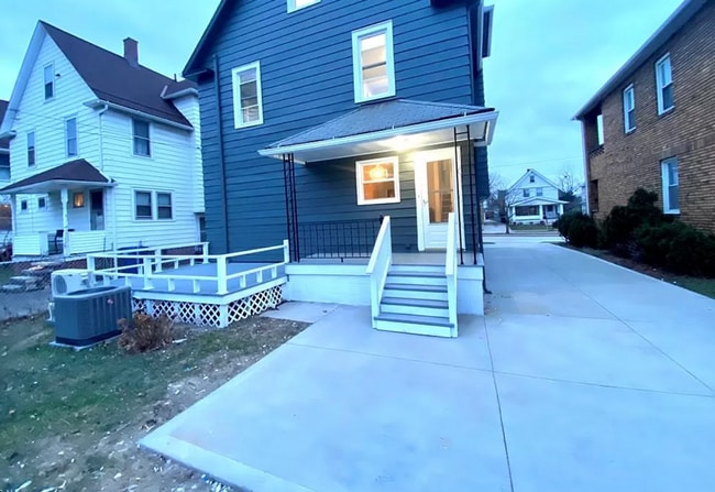 Building Photo - Gorgeous 4 bd, 2.5 bth Lakewood Stunner!