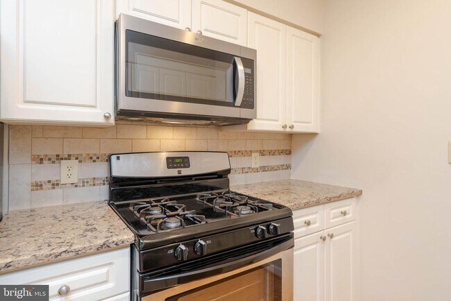 Building Photo - 2204 Westcourt Ln