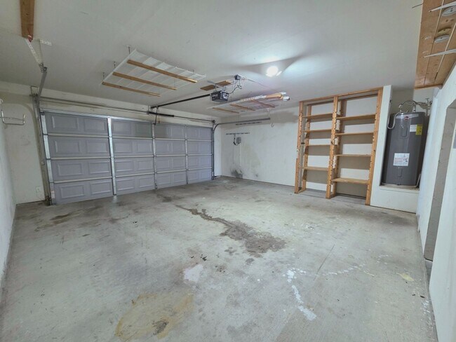Building Photo - SPACIOUS 2 STORY HOUSE / SPACIOUS YARD / C...