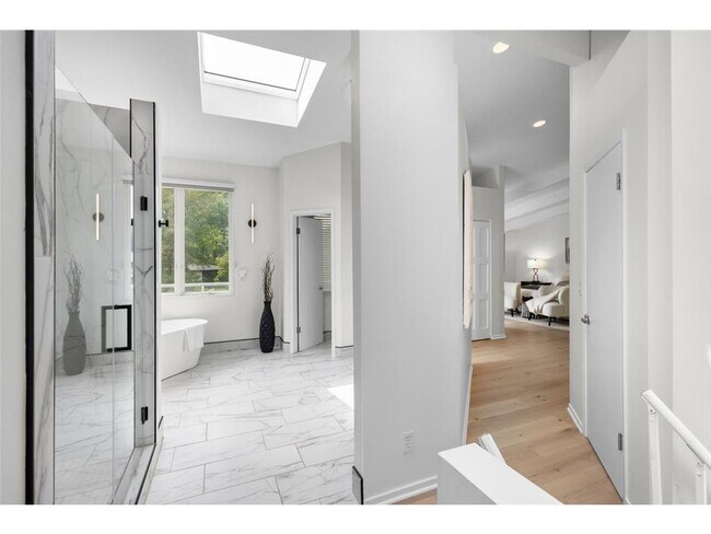 Building Photo - 1345 Fairlawn Way