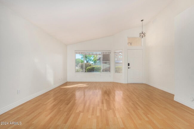 Building Photo - 8338 W Paradise Dr