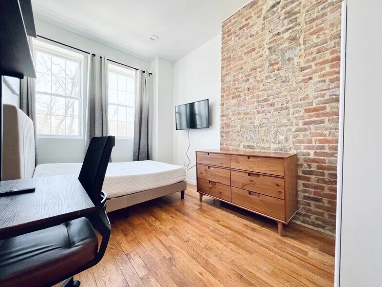 Building Photo - Furnished room/NOT APARTMENT