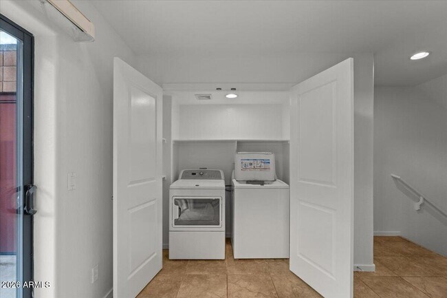 Building Photo - 330 S Farmer Ave