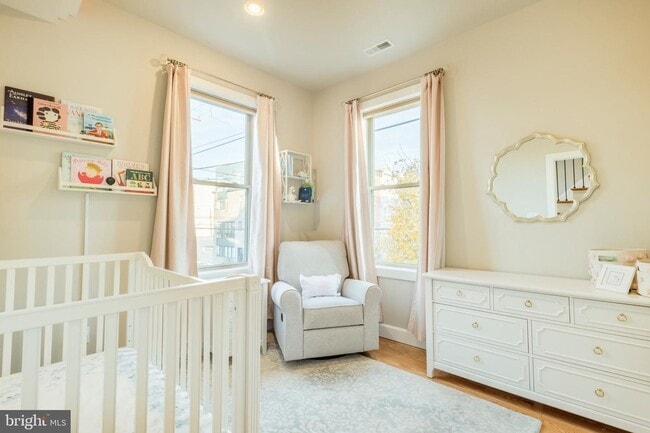 Building Photo - Three Bedroom Graduate Hospital Apartment
