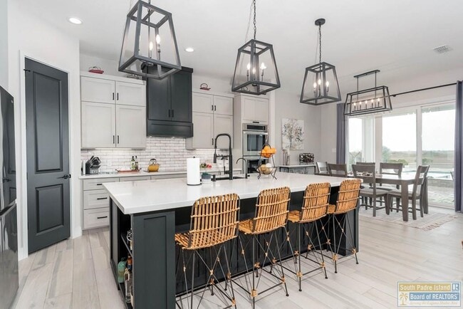 Building Photo - 100 Torrey Pines Dr