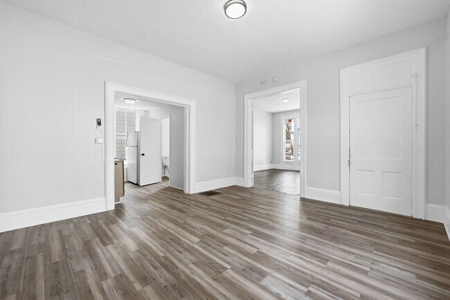 Building Photo - 2411 Fox Ave