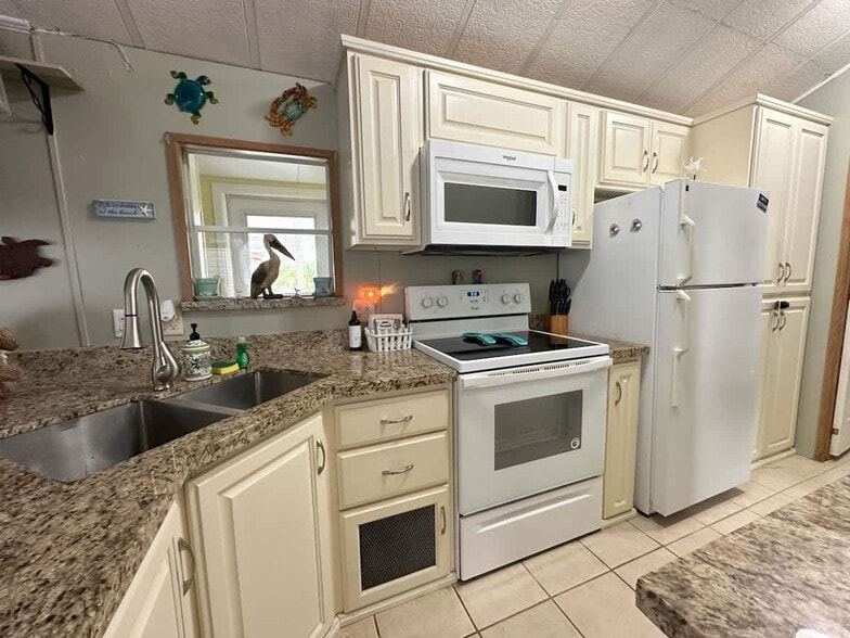 Building Photo - 515 W Clam Cir