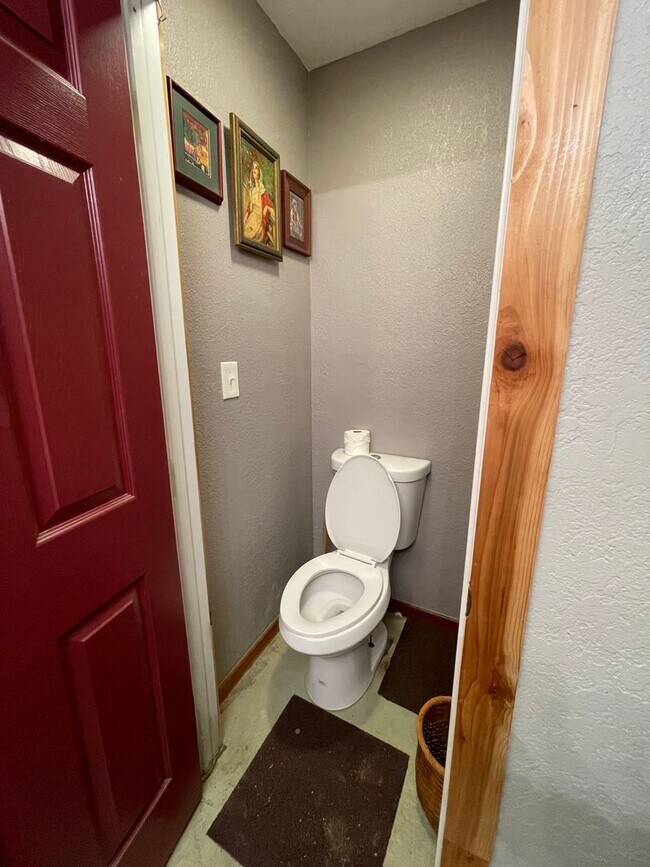 Building Photo - NEW ON MARKET // ALL BILLS PAID !