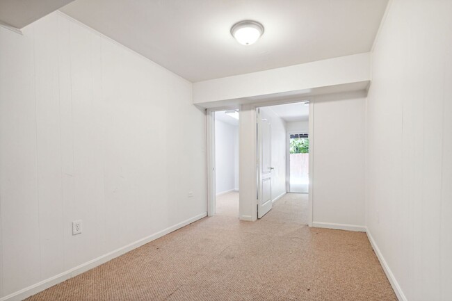 Building Photo - Spacious 3br Townhome with Deck& Patio. Re...