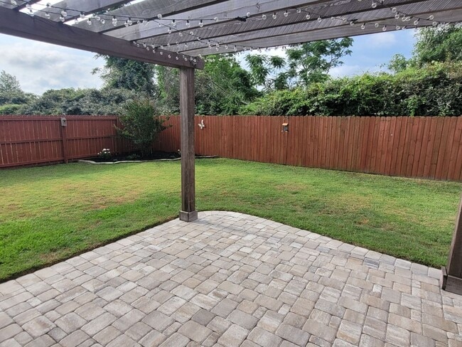 Building Photo - Beautiful 4BD/2BA Home with Screened Patio...