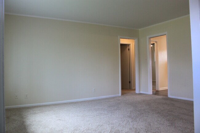 Building Photo - 63 Pine Ct