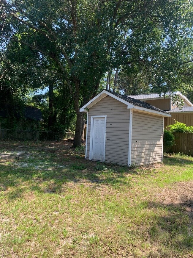 Building Photo - $500 OFF 1ST MONTH'S RENT! 3 Bedroom 2 Bath House Available Now!