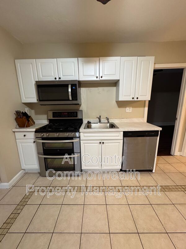 Building Photo - 56 Parker St