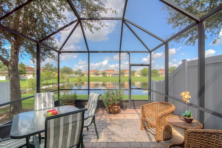 Enclosed patio - lake view - 4590 Radiant Way