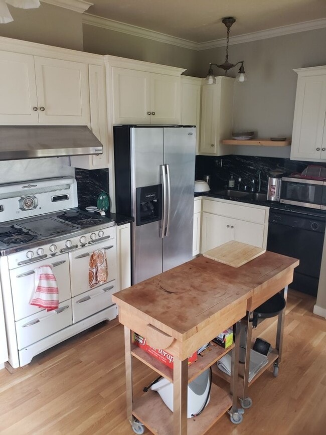 Building Photo - Beautiful 3 Bedroom 2 Bath Home in Heart o...