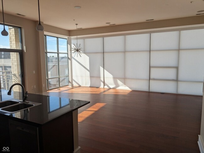 Building Photo - 802 N Meridian St