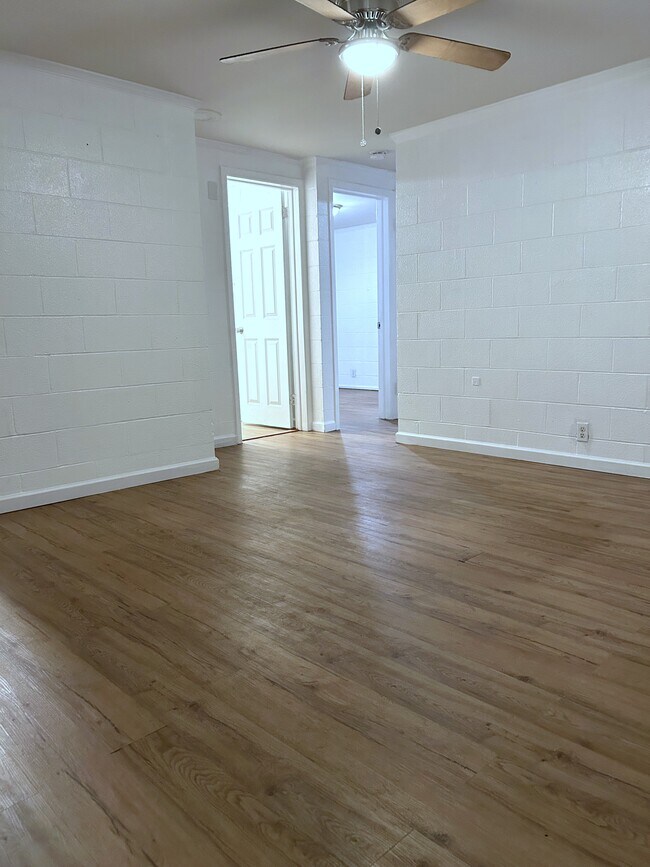 Building Photo - 219 S 7th St