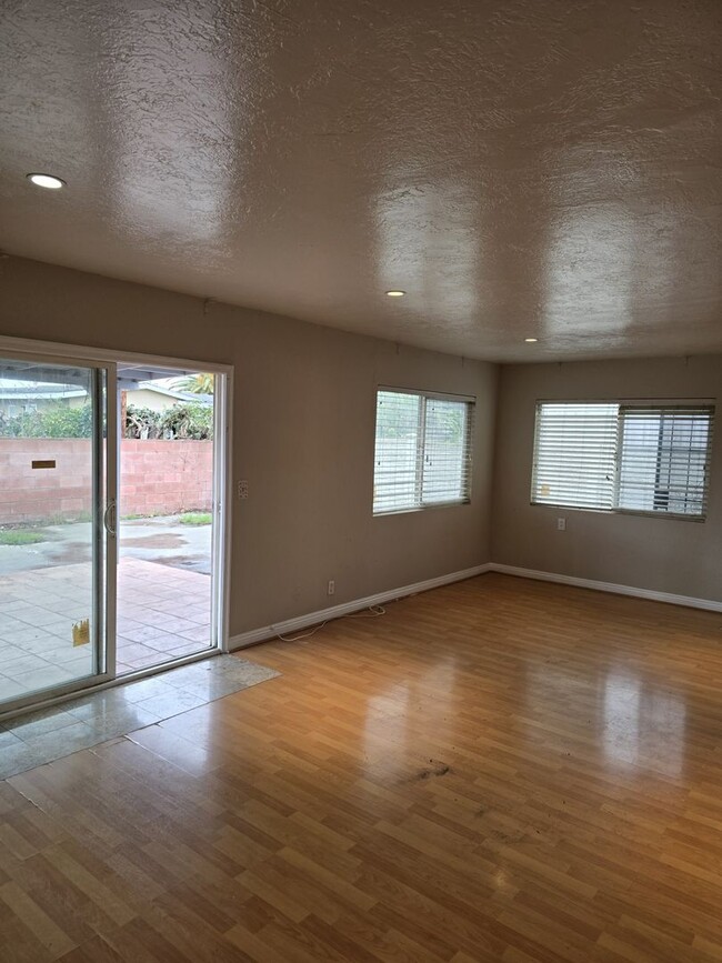 Building Photo - Spacious Rental In Garden Grove