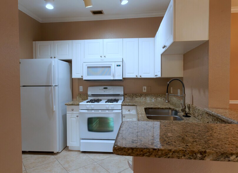 Building Photo - 2732 Via Murano #523