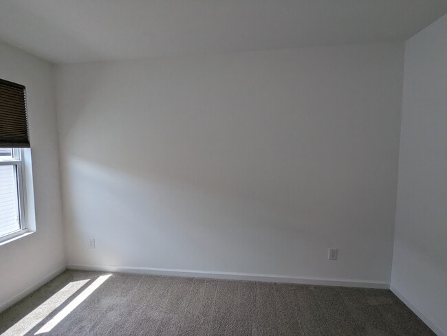 Building Photo - Room in Townhome on Scoter St