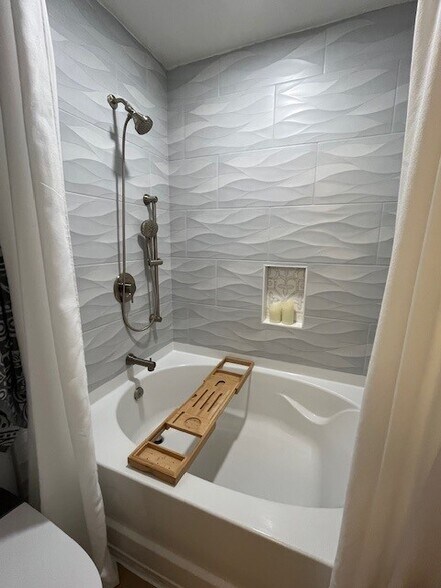 large soaking tub - 23412 Pacific Park Dr