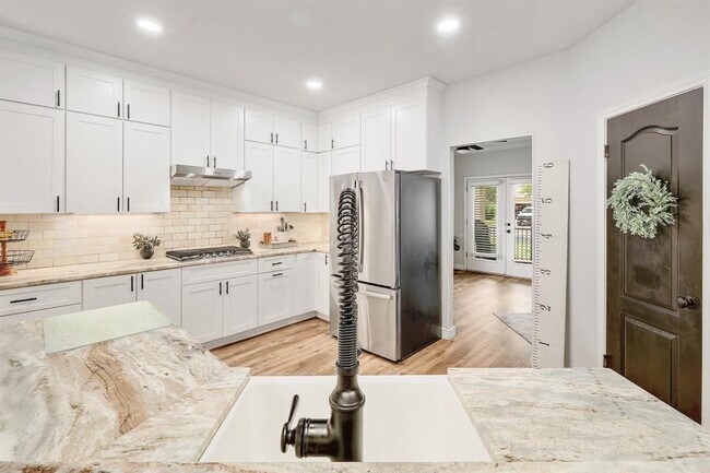 Building Photo - 3019 Plantation Dr