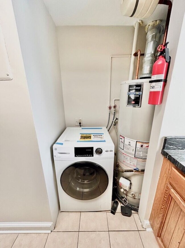Building Photo - Great location, 1 BR 1 BA in-unit laundry ...