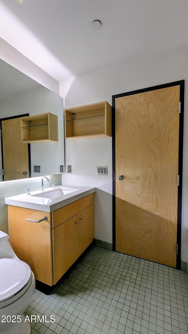 Building Photo - 525 E Willetta St