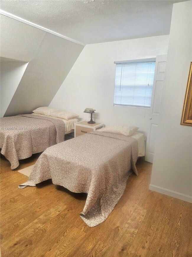 Building Photo - 1990 NE 183rd St