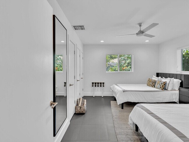 Building Photo - 1640 NE 43rd St