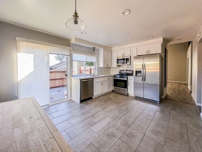 Building Photo - Completely Renovated 3+ Bed, 2 Bath Tierra...