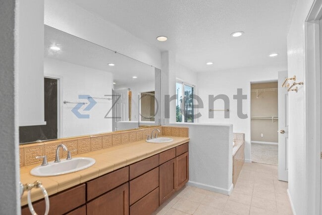 Building Photo - 25 Zion Ct