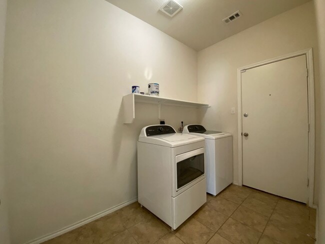 Building Photo - 408 Vega Ln