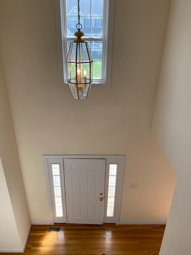 Building Photo - Stunning 4bdrm/2.5bth Home w/Loft Located ...