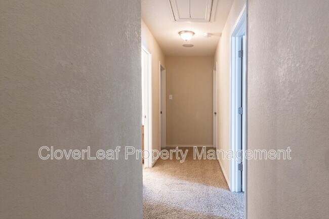 Building Photo - 920 Laserra