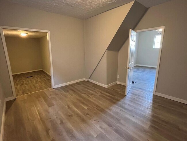 Building Photo - 3 Bedroom and 1 Bath