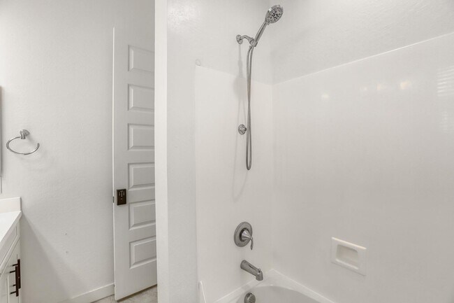 Building Photo - 8723 W Vista Ave