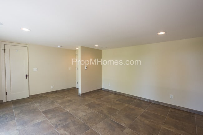 Building Photo - Riverfront Perfection with this Charming 3 Bedroom Lake Oswego Home!