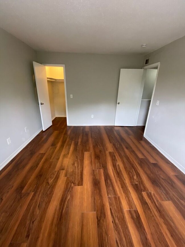 Building Photo - 2 Bedroom 1.5 Bath Apt at the Monterey Squ...