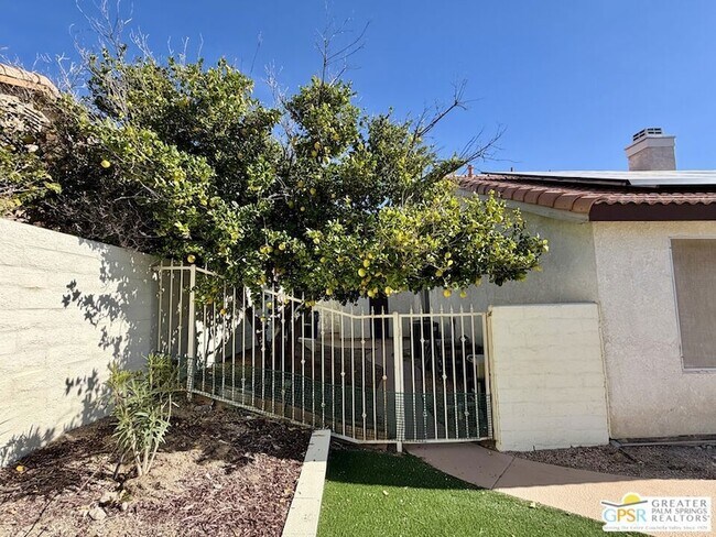 Building Photo - 9939 Vía Real