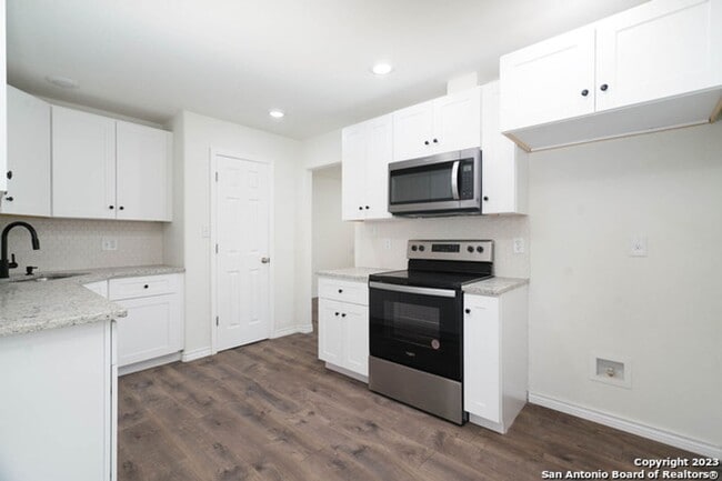 Building Photo - Modern 4BR Retreat with Gourmet Kitchen & Spacious Backyard Oasis