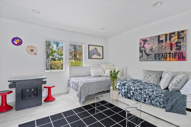 Building Photo - 5 Lakewood Ln