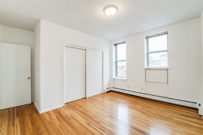 Building Photo - 624 Park Ave