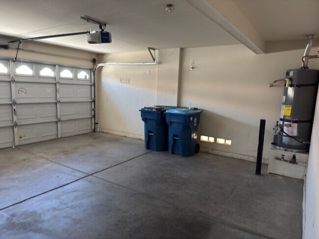 Building Photo - LARGE Spacious 5 Bedroom Single Family Home!!