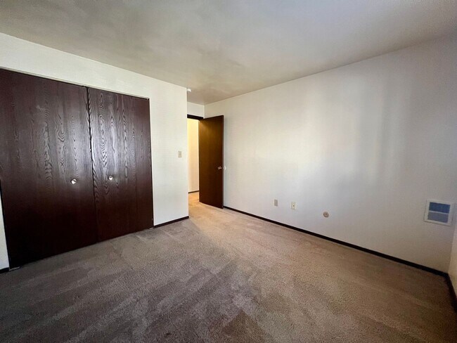 Building Photo - Beautiful First Floor 1 Bedroom Apartment Available at Kellywood Manor!  Call Today!